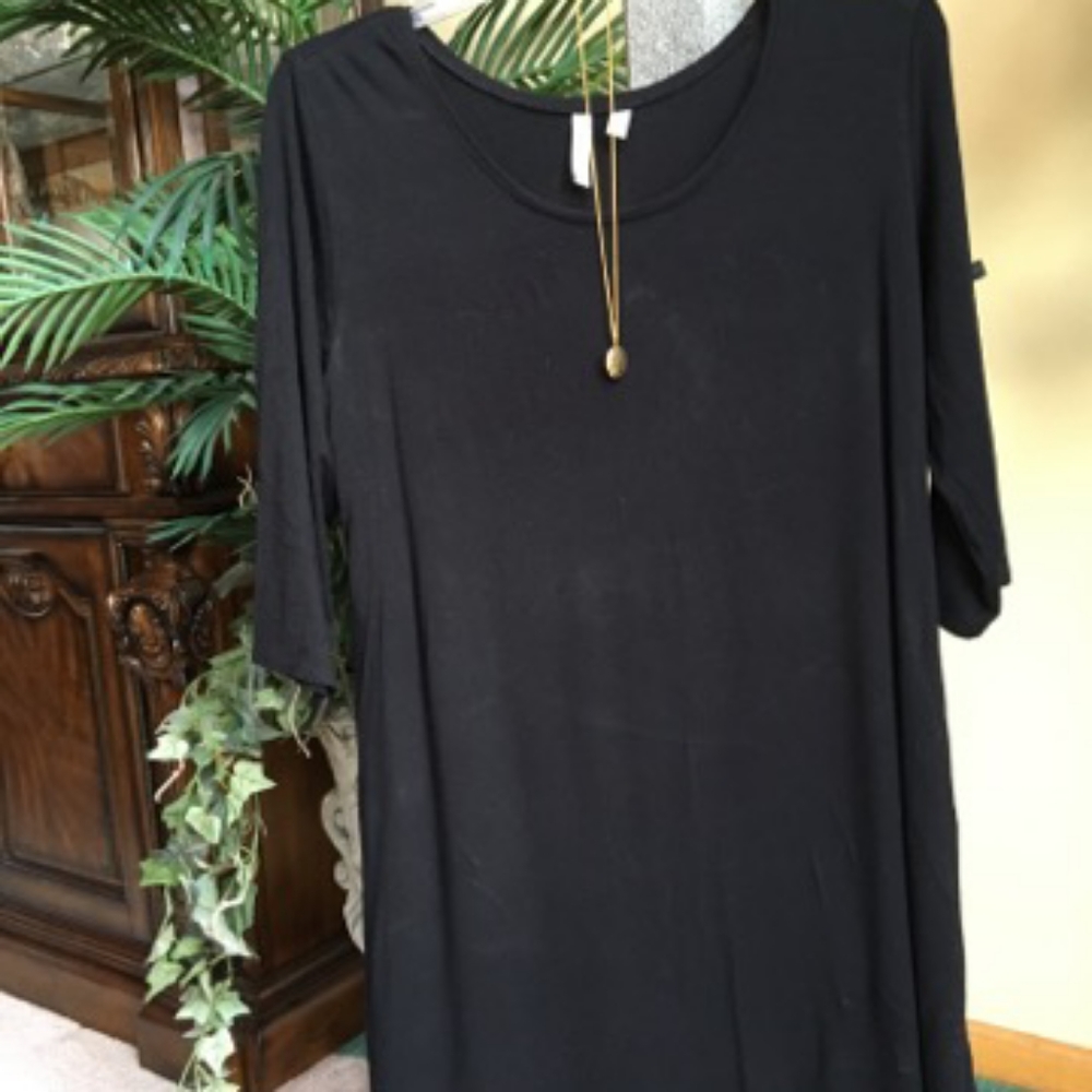 Cute Black shirt size medium and cute necklace.